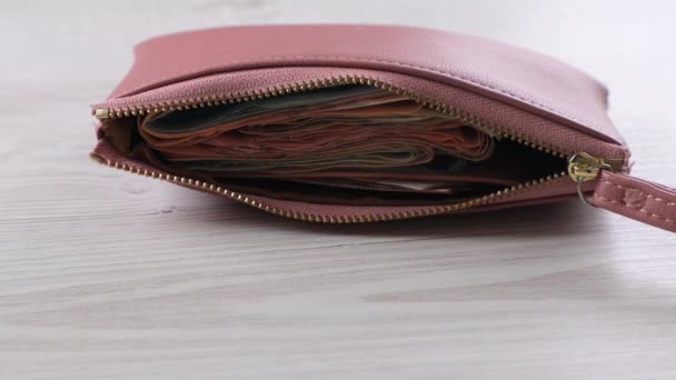钱包放在硬币旁边的桌子上。财务、收入和支出概念、现金付款. — 图库视频影像