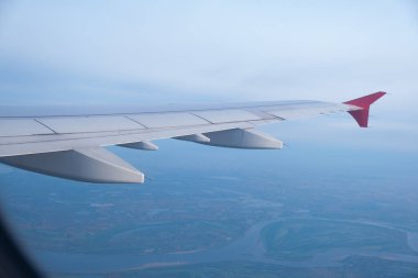 Seyahat eden uçağın iç penceresinden uçak görüntüsü