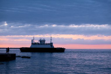 Gün batımında Sivastopol, Kırım 'da geçen gemilerle.