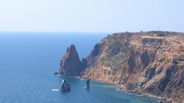 Schöne Aussicht auf die Küste des türkisfarbenen Meeres am Kap Fiolent, Krim. Das Konzept der Ruhe, Stille und Einheit mit der Natur — Stockvideo