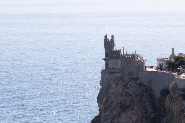 Kırlangıç Yuvası, Yalta, Kırım adındaki bir kayanın üzerindeki antik bir kaledir..