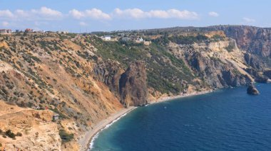 Kırım 'ın Fiolent Burnu' ndaki turkuaz deniz ve dağların güzel manzarası. Huzur, sessizlik ve doğa ile birlik kavramı..
