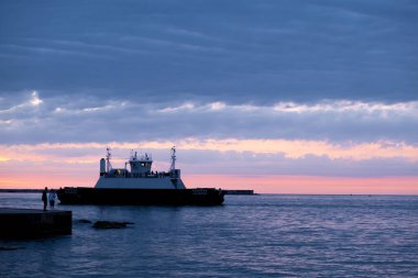 Gün batımında Sivastopol, Kırım 'da geçen gemilerle.