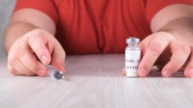 Koronavirüse karşı aşısı olan şişeler, grip, tehlikeli hastalıklar, şırınga ve erkek elleri. Corona virüsü, grip, enjeksiyon, iğne ve salgın sırasında klinik tedavi konsepti