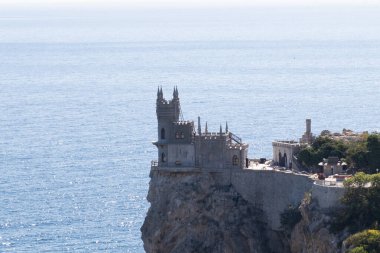Kırlangıç Yuvası, Yalta, Kırım adındaki bir kayanın üzerindeki antik bir kaledir..