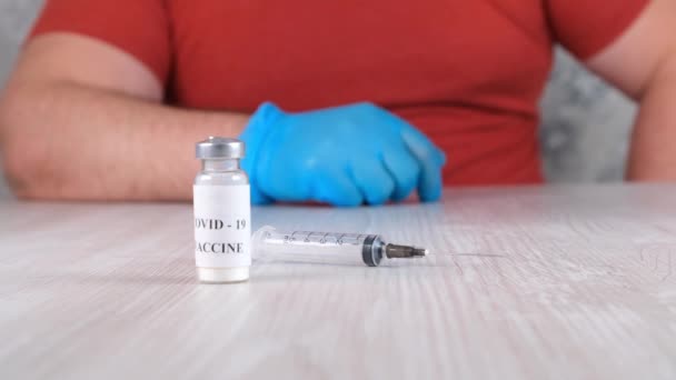 Injekční lahvičky s vakcínou proti koronaviru, chřipce a nebezpečným nemocem a injekční stříkačku a mužské ruce. Koronový virus, chřipka, injekce, injekce, injekce a koncepce léčby v klinických studiích během pandemie — Stock video