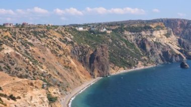 Cape Fiolent, Kırım 'daki turkuaz denizin güzel manzarası. Huzur, sessizlik ve doğa ile birlik kavramı.