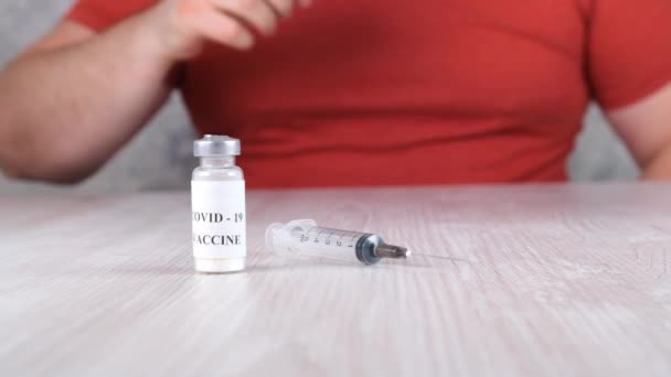 Flacons contenant un vaccin contre le coronavirus, la grippe et les maladies dangereuses ainsi qu'une seringue et des mains masculines. Virus Corona, grippe, injections, injections et essais cliniques concept de traitement pendant la pandémie — Video