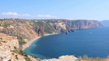 Kırım 'ın Fiolent Burnu' ndaki turkuaz deniz ve dağların güzel manzarası. Huzur, sessizlik ve doğa ile birlik kavramı..