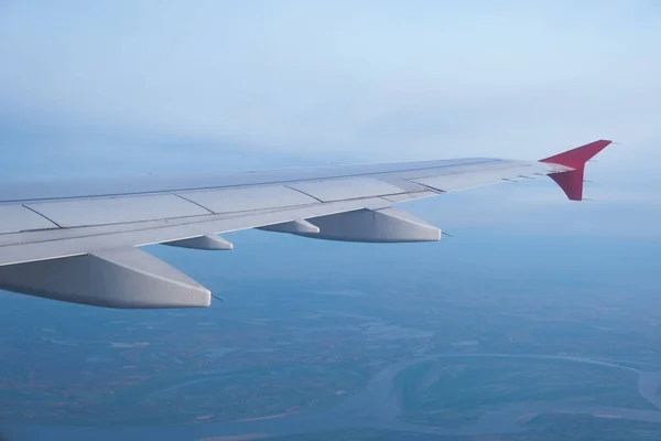 Flugzeug-Fensterbild mit Sonne am Horizont. — Stockfoto