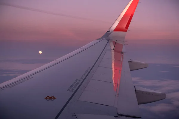 Schöner Sonnenuntergang, Flugzeug fliegt Blick von innen Fenster Flugzeug von Reisen — Stockfoto