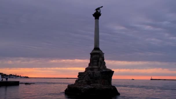 Monument över sjunkna fartyg i Sevastopol vid solnedgången, Krim halvön. — Stockvideo