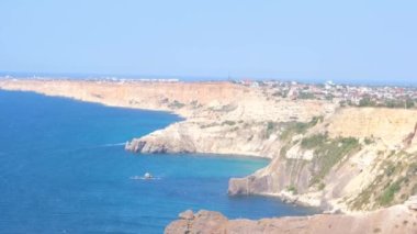Cape Fiolent, Kırım 'daki turkuaz denizin güzel manzarası. Huzur, sessizlik ve doğa ile birlik kavramı.