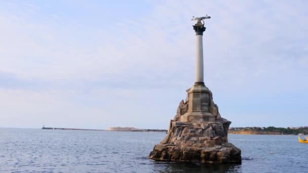Μνημείο βυθισμένων πλοίων στη Σεβαστούπολη της χερσονήσου της Κριμαίας. — Αρχείο Βίντεο
