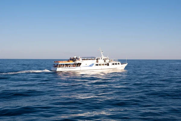 Barco de excursão no Mar Negro, Yalta, Crimeia. — Fotografia de Stock