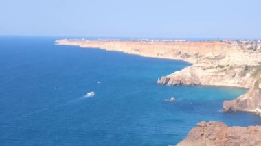Cape Fiolent, Kırım 'daki turkuaz denizin güzel manzarası. Huzur, sessizlik ve doğa ile birlik kavramı.