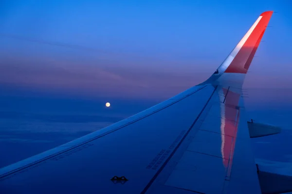 Flygplansfönsterbild med sol vid horisonten. — Stockfoto