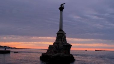 Günbatımında Sivastopol 'daki Batık Gemiler Anıtı, Kırım Yarımadası.