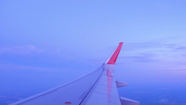 Hermoso atardecer, avioneta volando vista desde la ventana interior avión de Traveling — Vídeo de stock