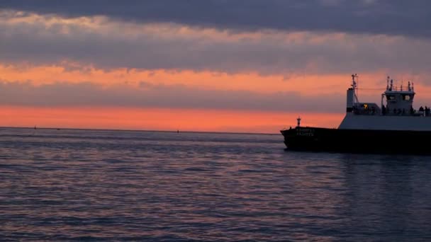 Bahía con buques que pasan en Sebastopol, Crimea al atardecer. — Vídeos de Stock