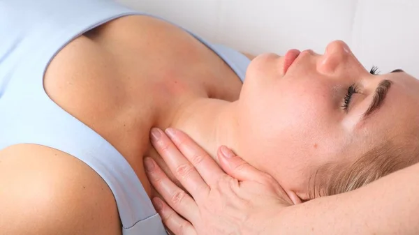 Skincare - massaggio di scollatura di donna a salone. — Foto Stock