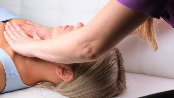 Skincare - massaggio di scollatura di donna a salone. — Foto Stock