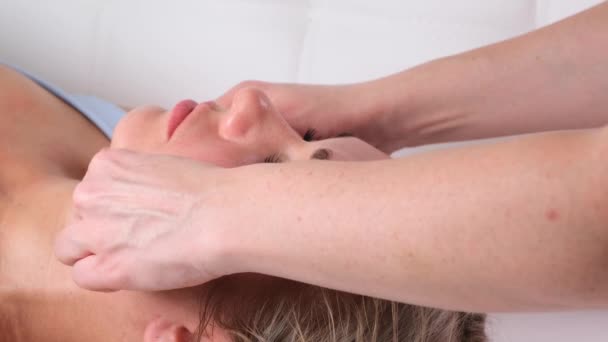 Massage du menton de femme jeune femme pendant le massage du visage au salon de beauté — Video