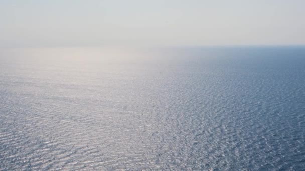 Błękitne morze i błękitne niebo łączą się na horyzoncie. — Wideo stockowe