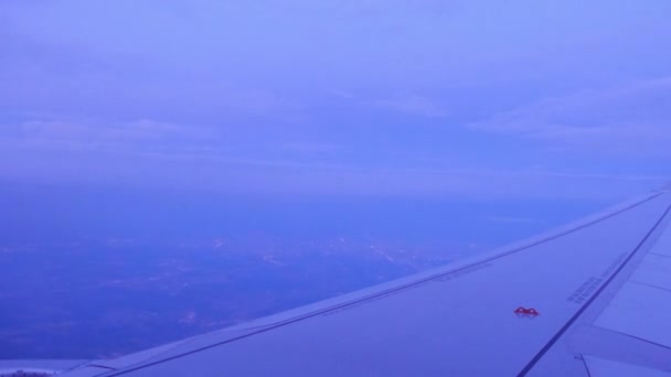Прекрасний захід сонця, вигляд літака зсередини вікна літака Подорожі — стокове відео