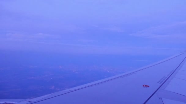 Hermoso atardecer, avioneta volando vista desde la ventana interior avión de Traveling — Vídeo de stock