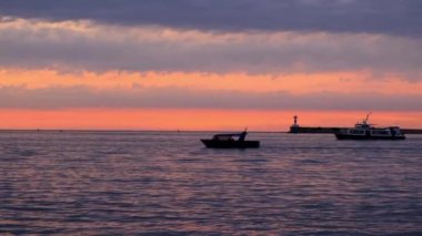 Gün batımında Sivastopol, Kırım 'da geçen gemilerle.