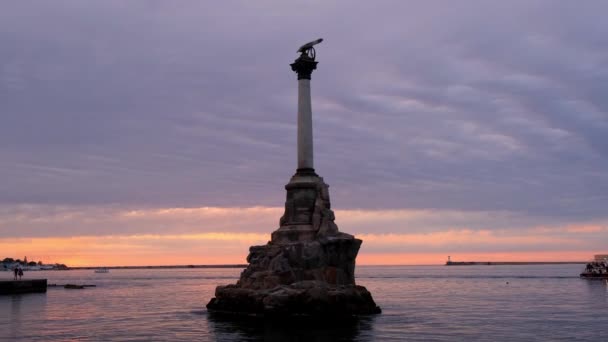 Μνημείο για τα βυθισμένα πλοία στη Σεβαστούπολη το ηλιοβασίλεμα, χερσόνησος της Κριμαίας. — Αρχείο Βίντεο