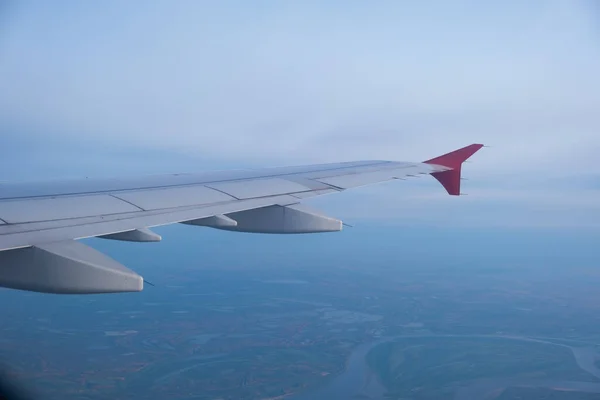 Avião voando vista de dentro da janela aeronave de Viajar — Fotografia de Stock