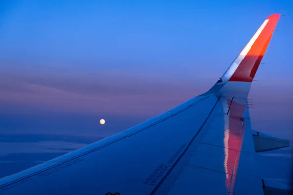 Schöner Sonnenuntergang, Flugzeug fliegt Blick von innen Fenster Flugzeug von Reisen — Stockfoto