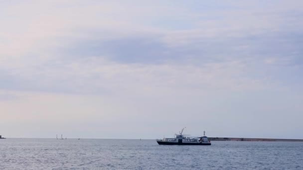 Bahía con los barcos que pasan en Sebastopol, la Crimea. — Vídeos de Stock