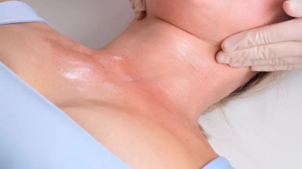 Pielęgnacja skóry - masaż dekoltu kobiecego w salonie. — Wideo stockowe