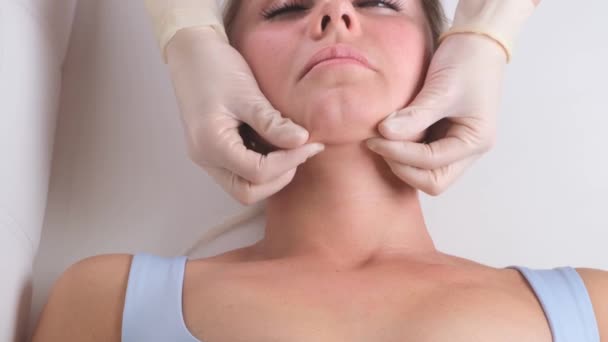 Massaggio di mento di donna giovane donna durante massaggio di faccia a salone di bellezza — Video Stock