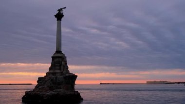 Günbatımında Sivastopol 'daki Batık Gemiler Anıtı, Kırım Yarımadası.