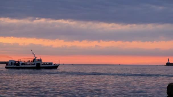 Bahía con buques que pasan en Sebastopol, Crimea al atardecer. — Vídeos de Stock