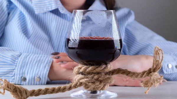 와인 잔을 들고 있는 여성 손은 주걱으로 묶여 있습니다. 알코올 의존의 개념. 알코올 중독 치료 문제 — 스톡 사진