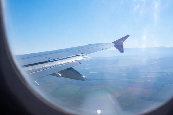 Flugzeug-Fensterbild mit Sonne am Horizont. — Stockfoto