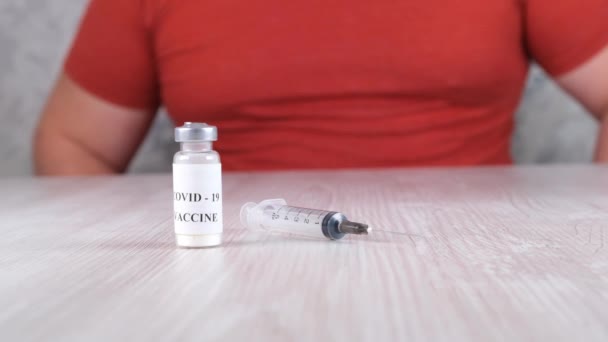 Flacons contenant un vaccin contre le coronavirus, la grippe et les maladies dangereuses ainsi qu'une seringue et des mains masculines. Virus Corona, grippe, injections, injections et essais cliniques concept de traitement pendant la pandémie — Video