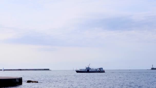 Bahía con los barcos que pasan en Sebastopol, la Crimea. — Vídeos de Stock