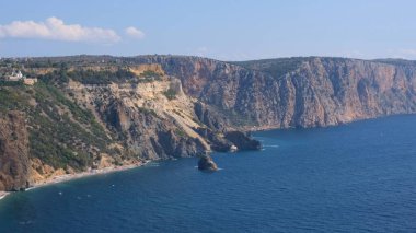 Cape Fiolent, Kırım 'daki turkuaz denizin güzel manzarası. Huzur, sessizlik ve doğa ile birlik kavramı.
