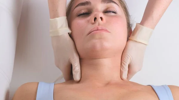 El masaje de barbilla de la mujer joven durante el masaje facial en el salón de belleza — Foto de Stock