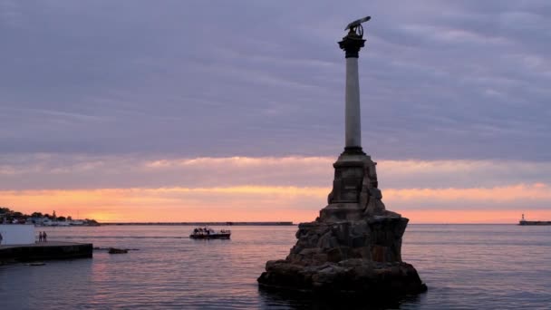 Μνημείο για τα βυθισμένα πλοία στη Σεβαστούπολη το ηλιοβασίλεμα, χερσόνησος της Κριμαίας. — Αρχείο Βίντεο