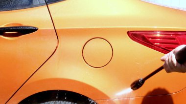 El yıkama ve tazyikli suyla yazın dışarıda araba yıkama..