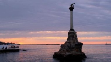 Günbatımında Sivastopol 'daki Batık Gemiler Anıtı, Kırım Yarımadası.