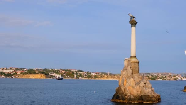 クリミア半島のセヴァストポリの沈没船への記念碑:クリミア半島のセヴァストポリ- 2020年9月17日. — ストック動画