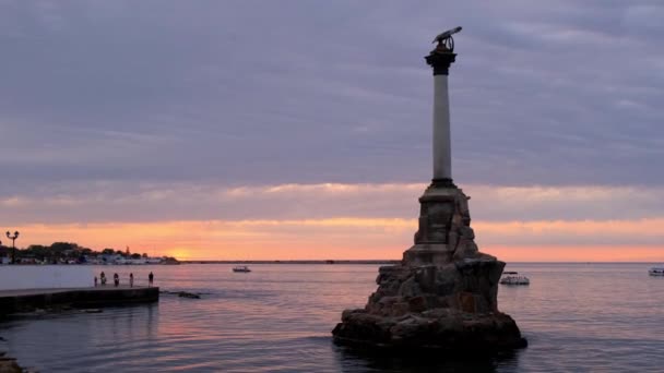 Μνημείο για τα βυθισμένα πλοία στη Σεβαστούπολη το ηλιοβασίλεμα, χερσόνησος της Κριμαίας. — Αρχείο Βίντεο